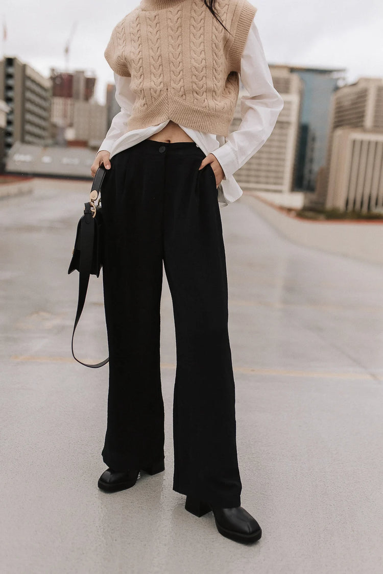 Two front pockets wide leg pants in black 