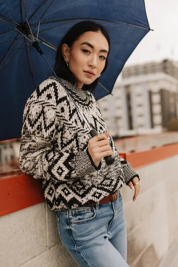 Thick round neck sweater in black 