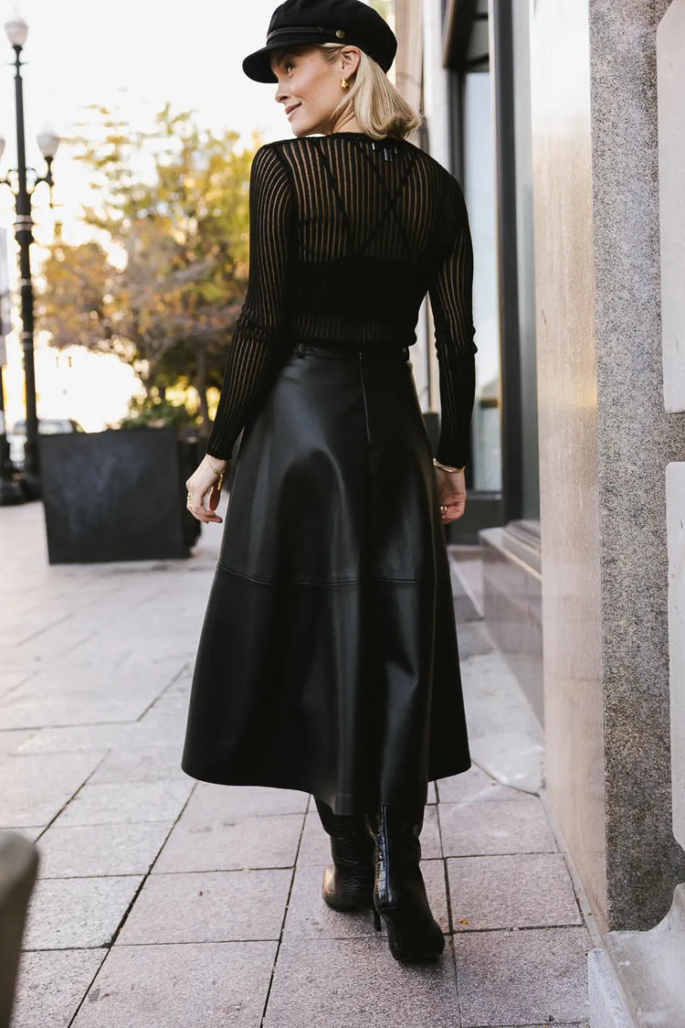 Back zipper closure faux leather skirt in black 