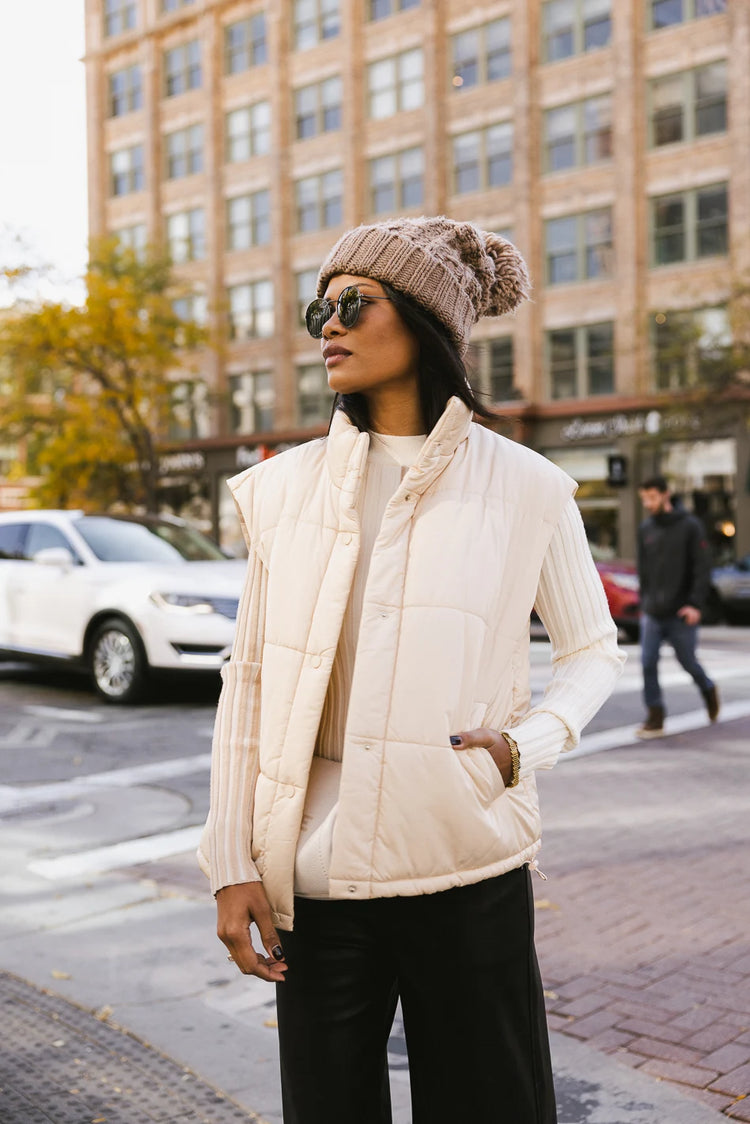 Two hand pockets puffer vest in cream 