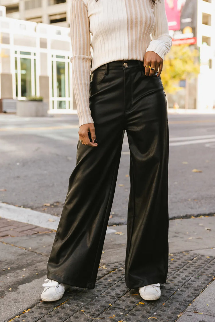 Two front pockets vegan leather pants in black