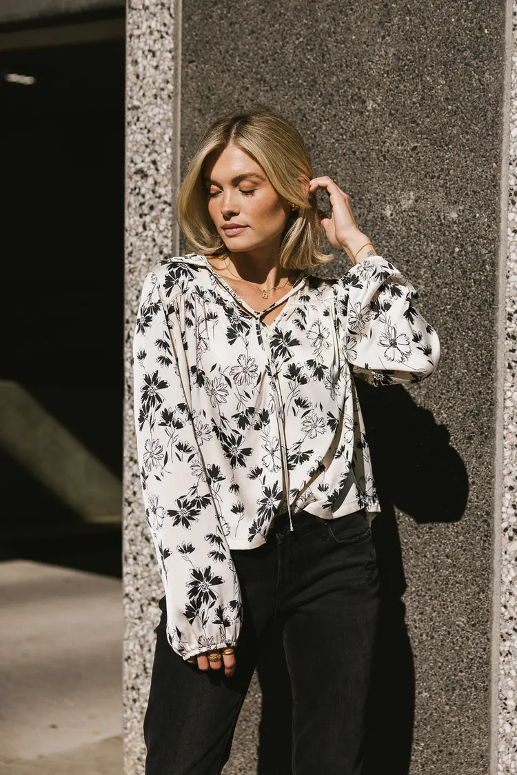Long sleeves floral blouse in black and white 