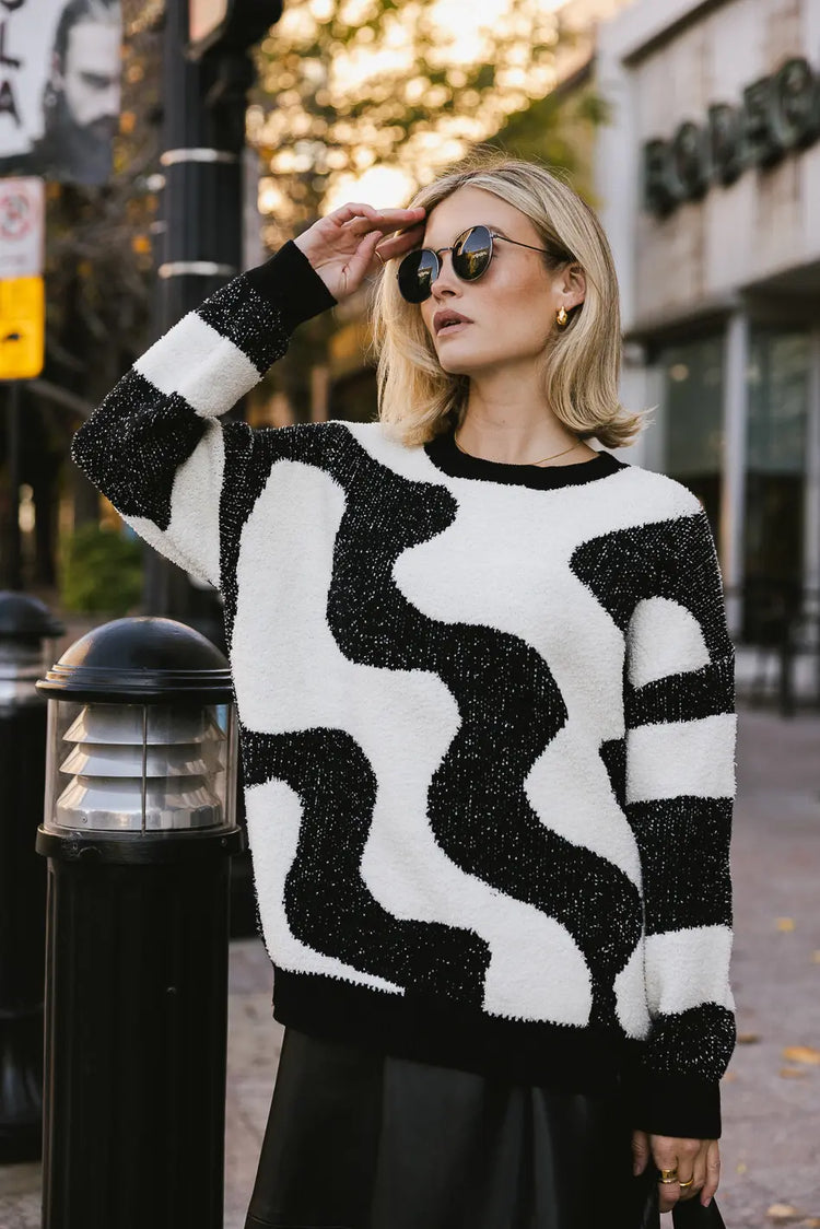 Wavy stripe sweater in black and white 