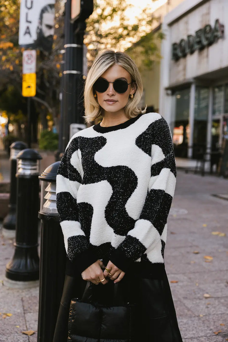 Round neck wavy striped sweater in white and black 