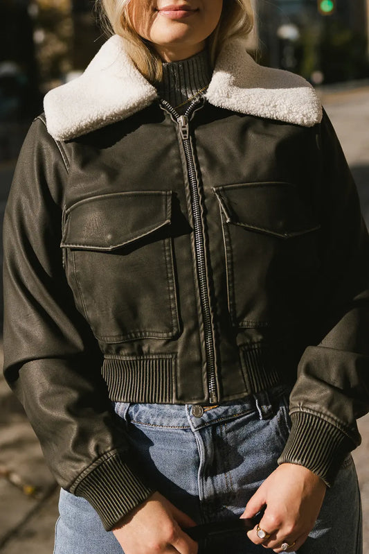 Two front pockets vegan jacket in black 