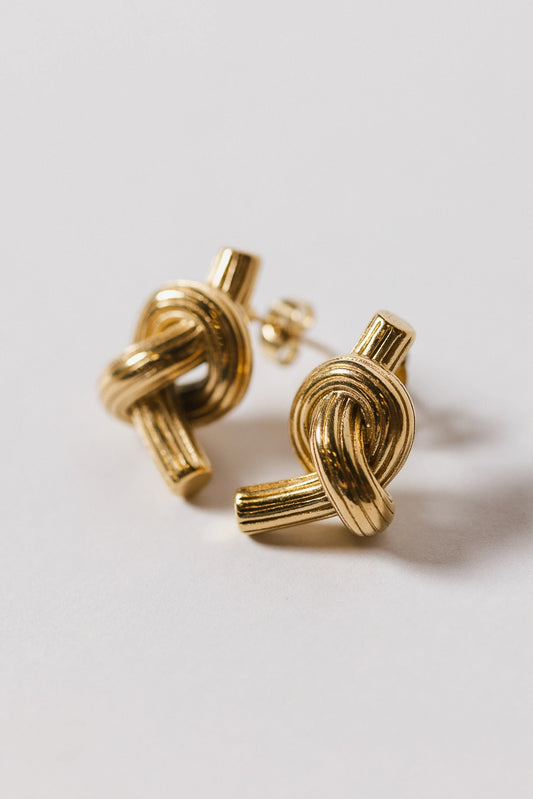 Ribbed knot earrings in gold 
