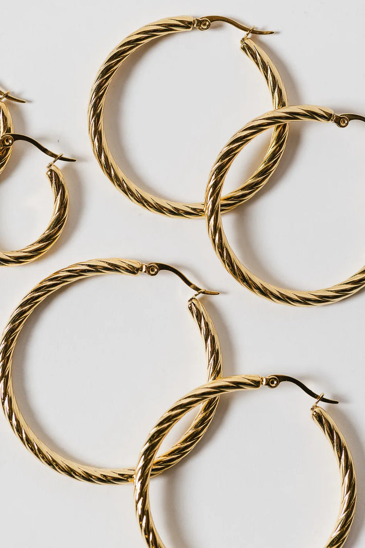 Circle set hoop earrings in gold 