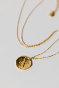 Initial pendant in gold 