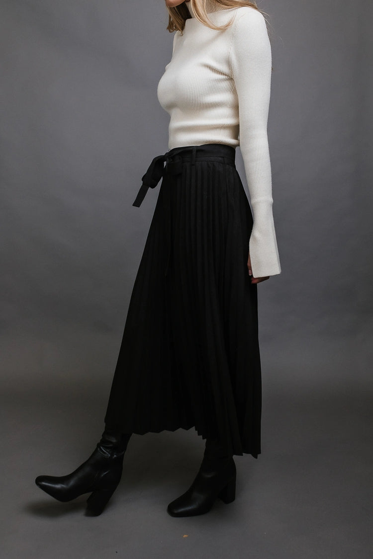 Adjustable tie belt skirt in black 