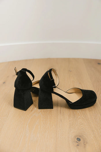 Adjustable buckle straps platform in black 