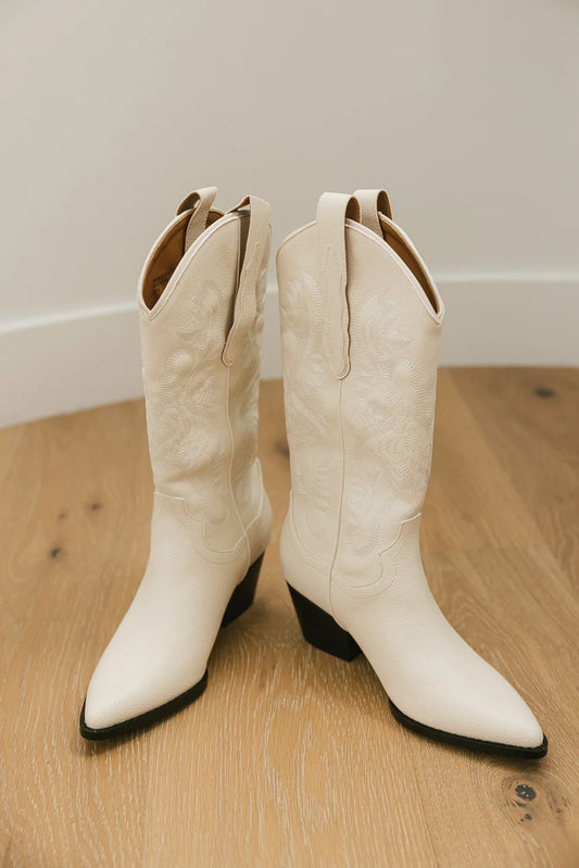 Pointed toe cowgirl boots in white 