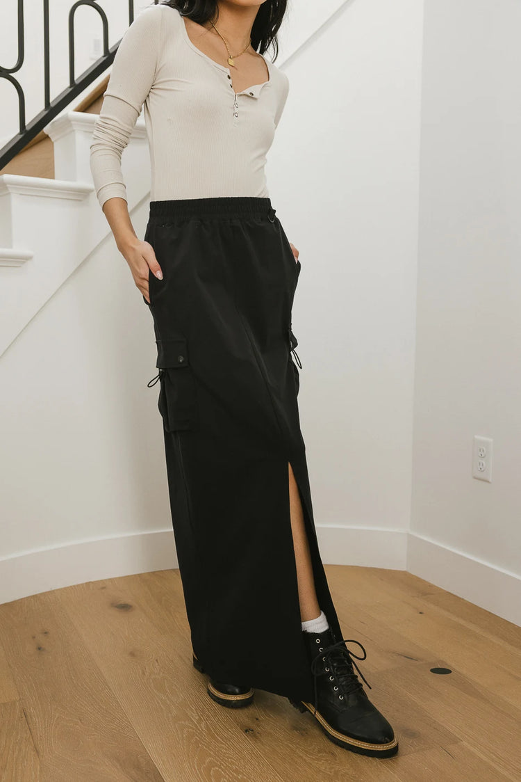 Two hand pockets cargo skirt in black 