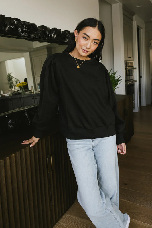 Long sleeves sweater in black paired with light jeans 