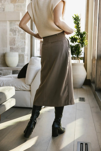 Skirt in taupe paired with a short sleeves sweater in cream 