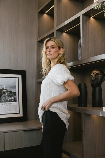 Short sleeves ruffle blouse in cream 