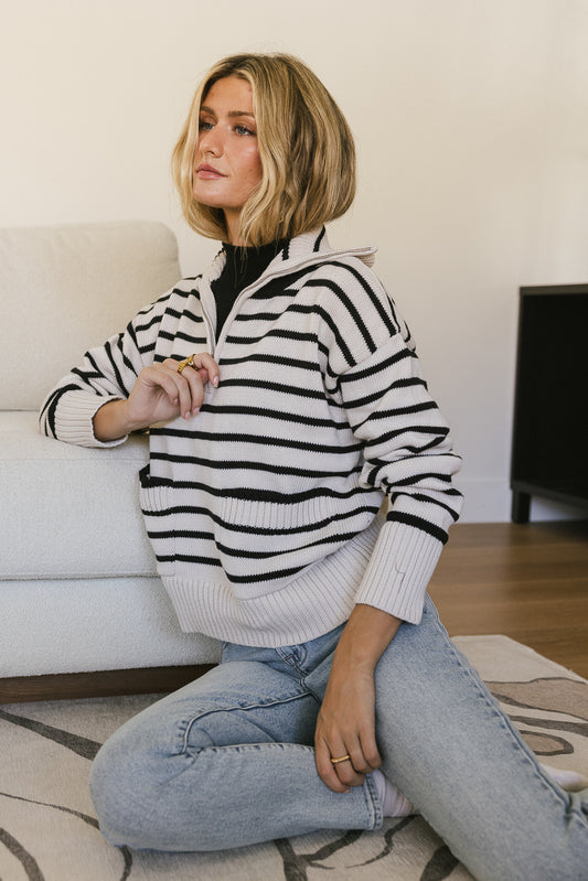 Two front pockets striped sweater in black and cream