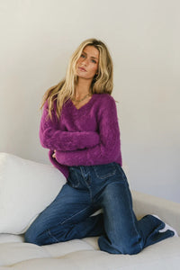 V-Neck fuzzy sweater in fuchsia 