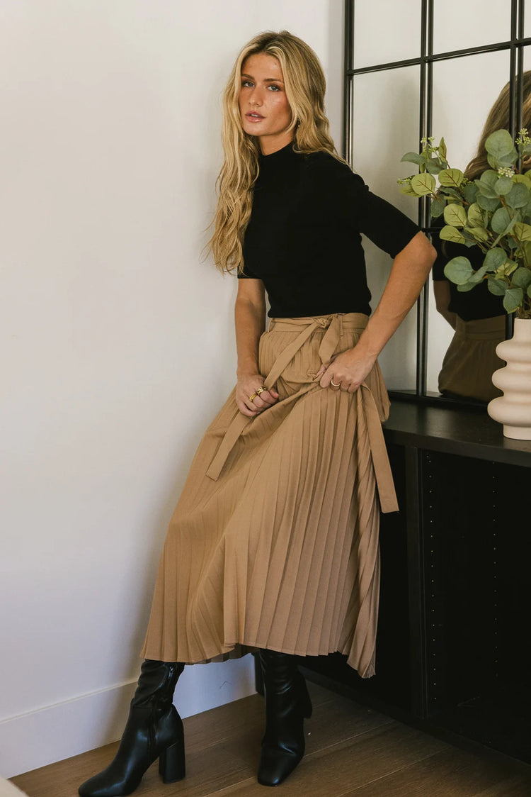 Woven pleated skirt in mocha 