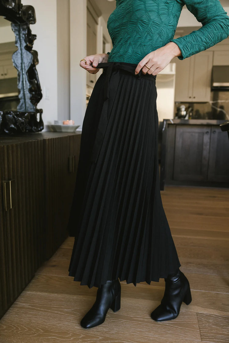 Adjustable pleated skirt in black 