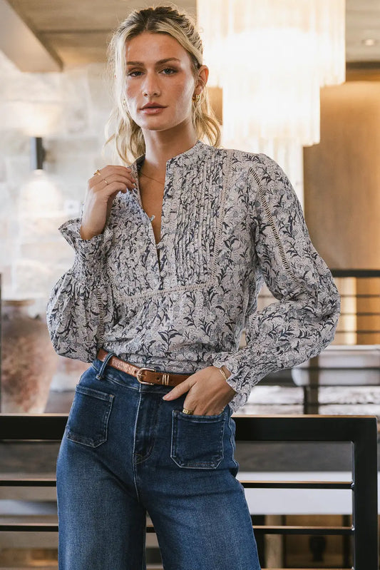 Woven blouse in floral 