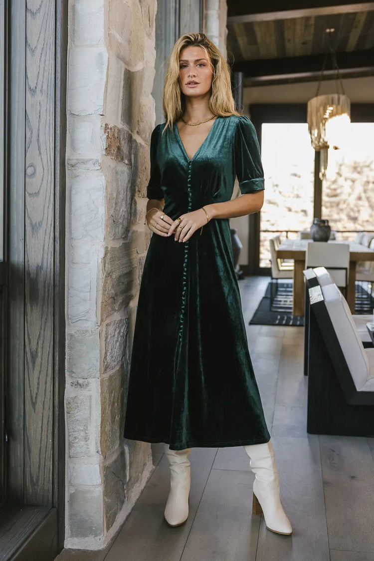 V-Neck velvet dress in emerald 