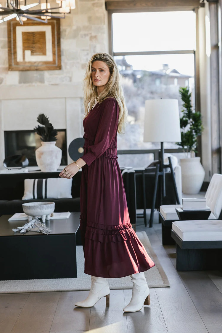 Long sleeves ruffle dress in burgundy 