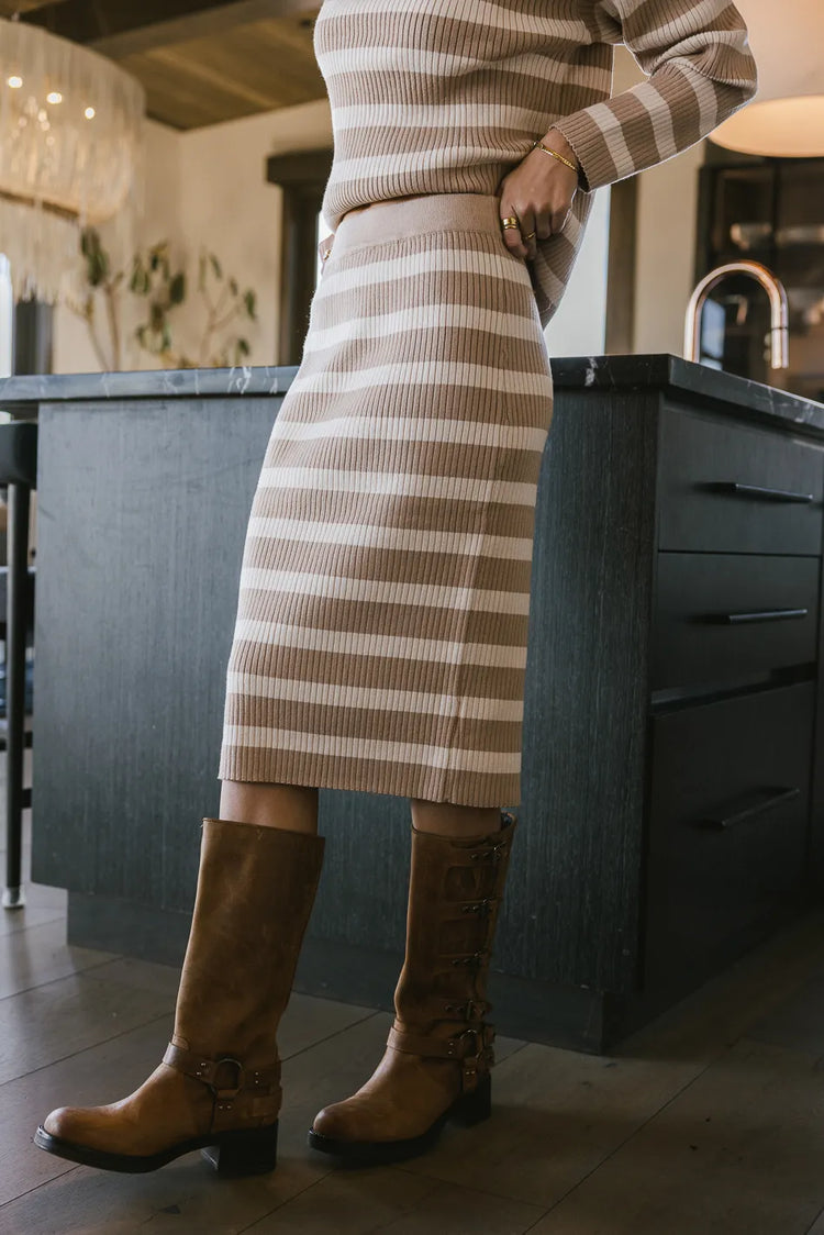 Elastic waist striped skirt in taupe 