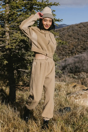 Cropped sherpa hoodie in camel 