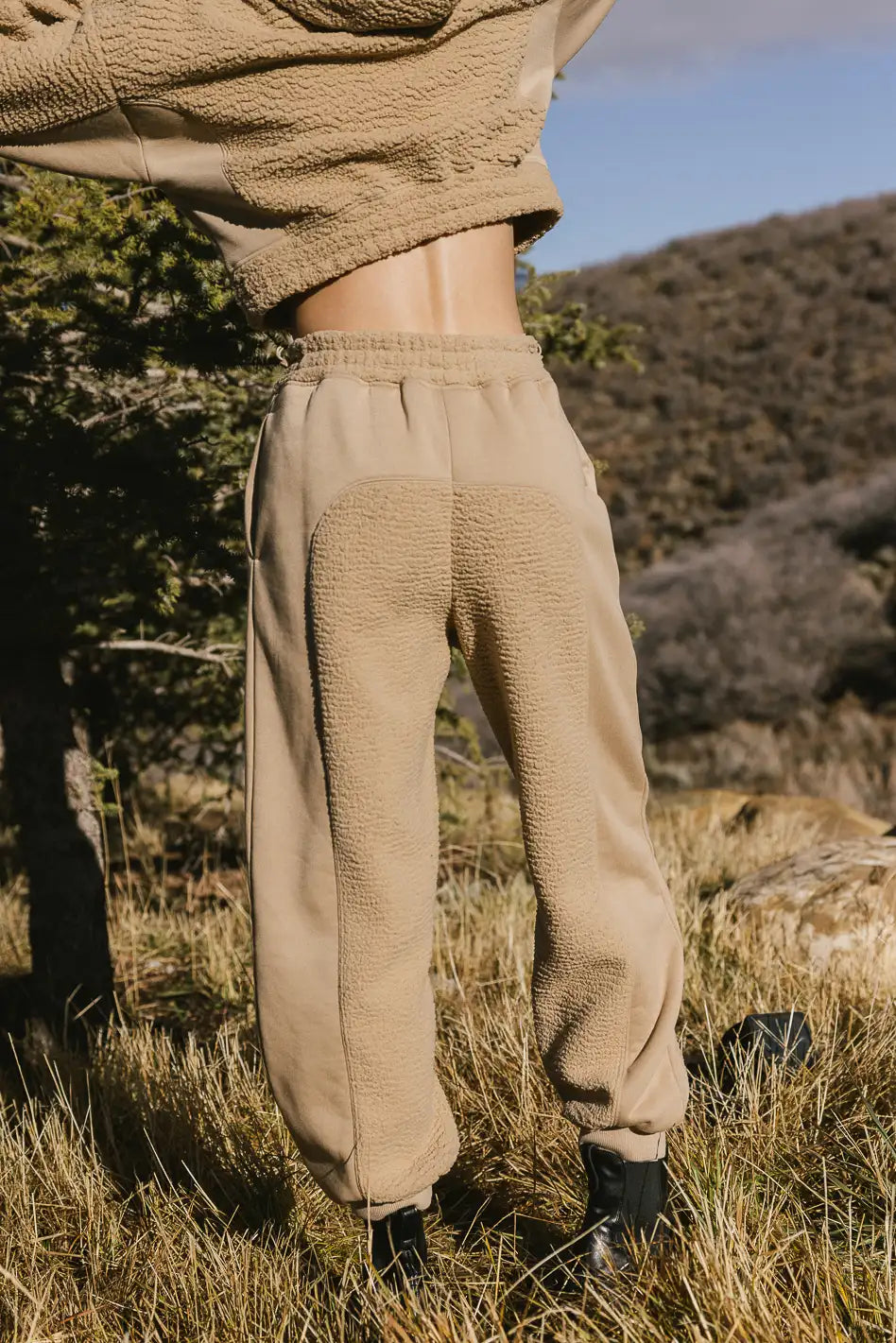 Elastic waist sherpa jogger in camel 
