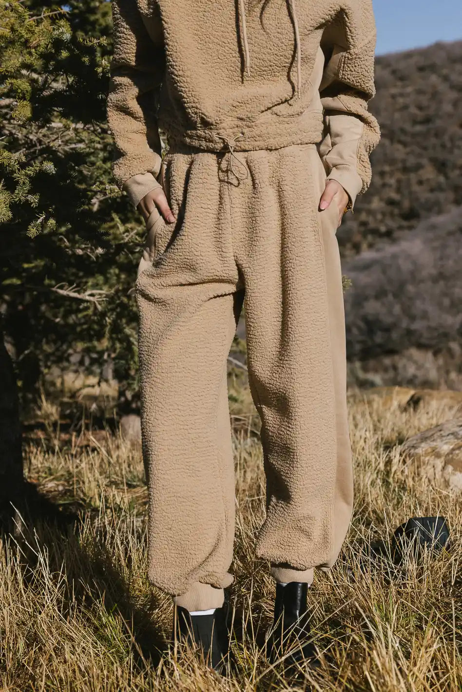 Two hand pockets sherpa joggers in camel 