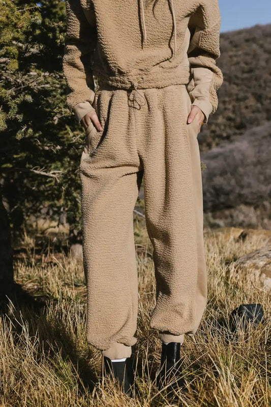 Two hand pockets sherpa joggers in camel 
