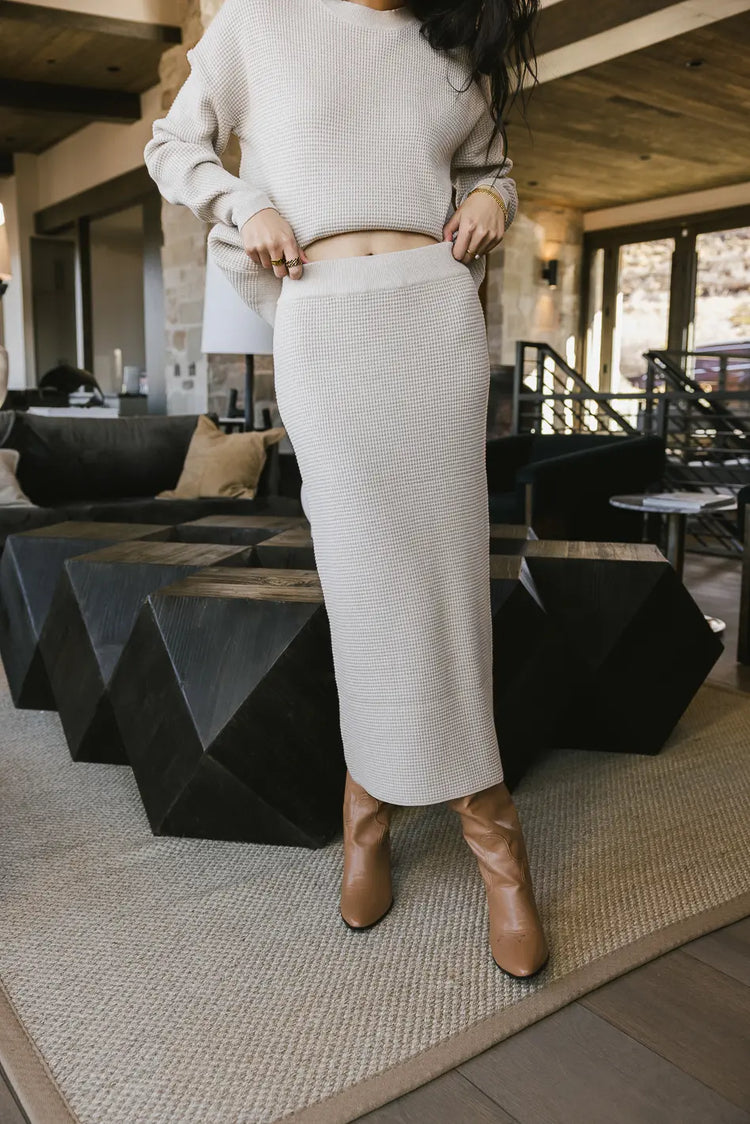 Thick elastic waist waffle skirt in taupe 