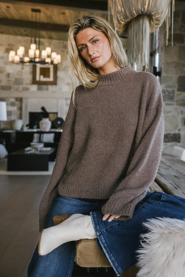 Round ribbed neck sweater in brown 