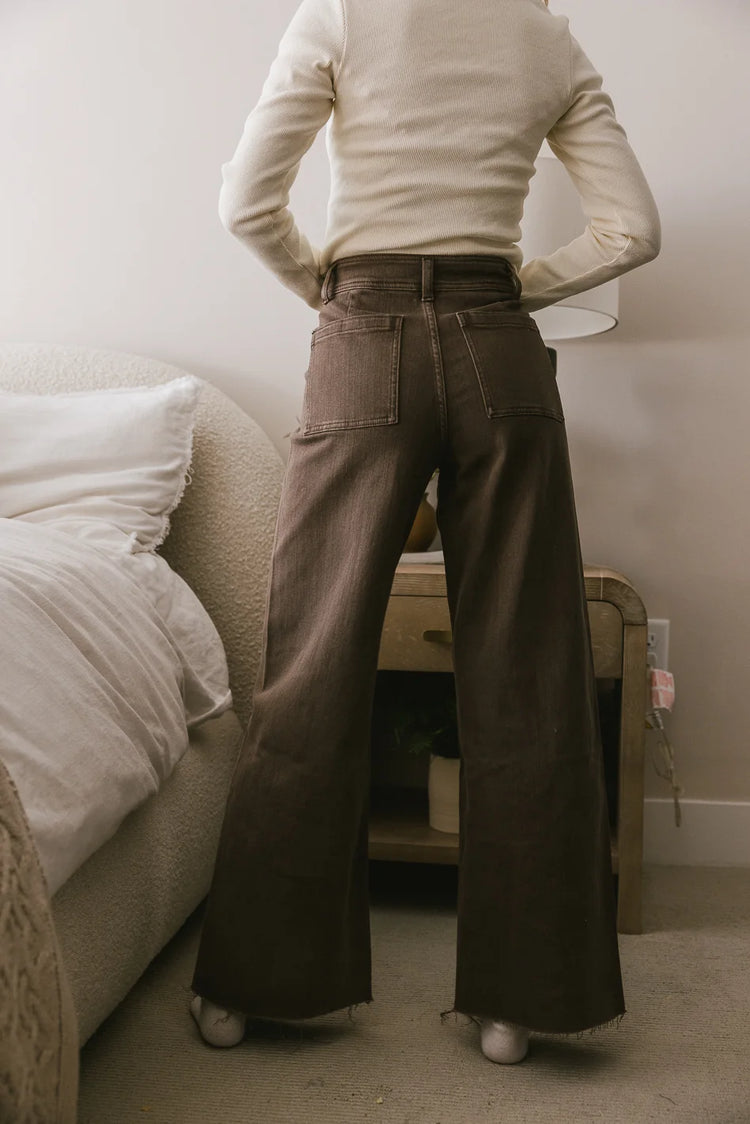 Two back pockets pants in brown 