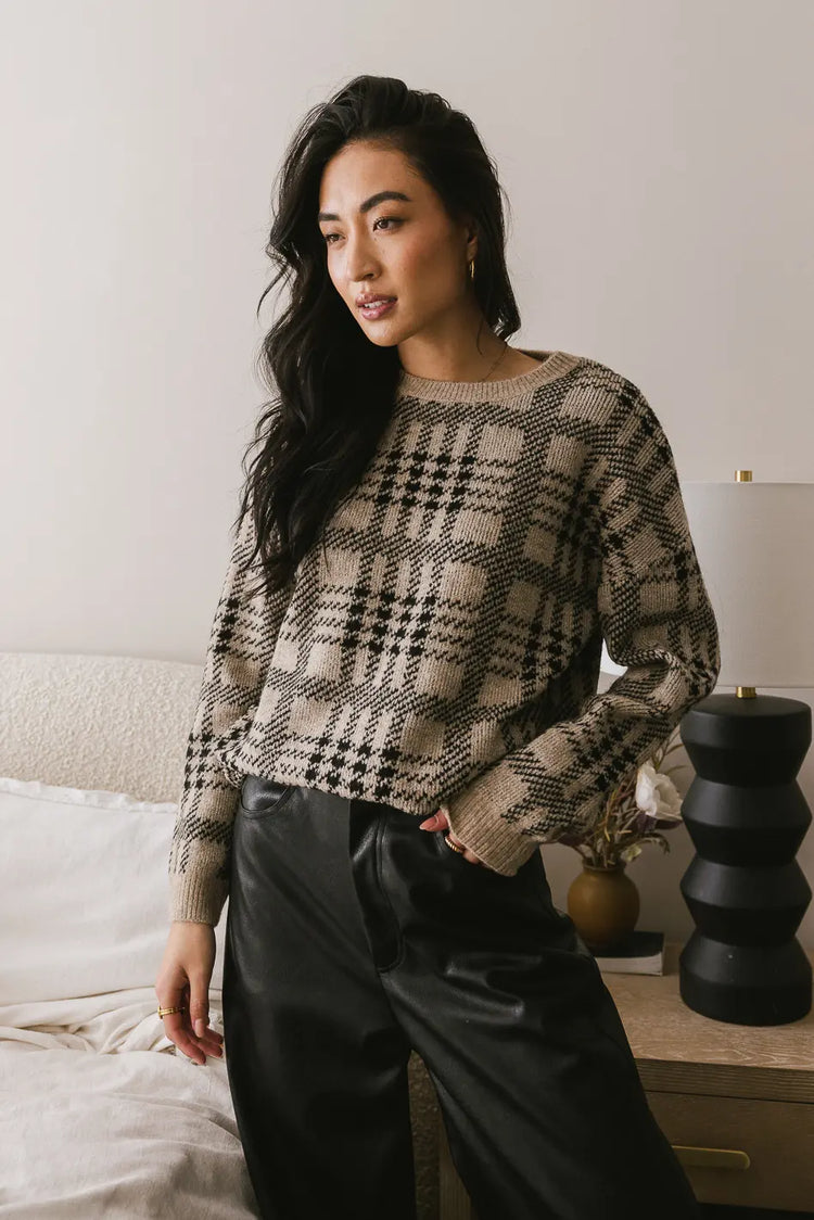 Ribbed round neck and cuff sleeves sweater in brown 