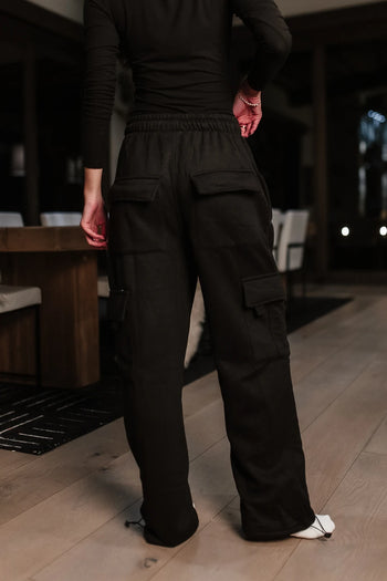 Two back pockets cargo sweatpants in black 