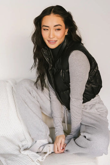 cropped puffer vest in black