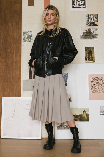 Two front pockets vegan leather in black