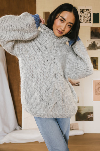 Mock neck sweater in grey 