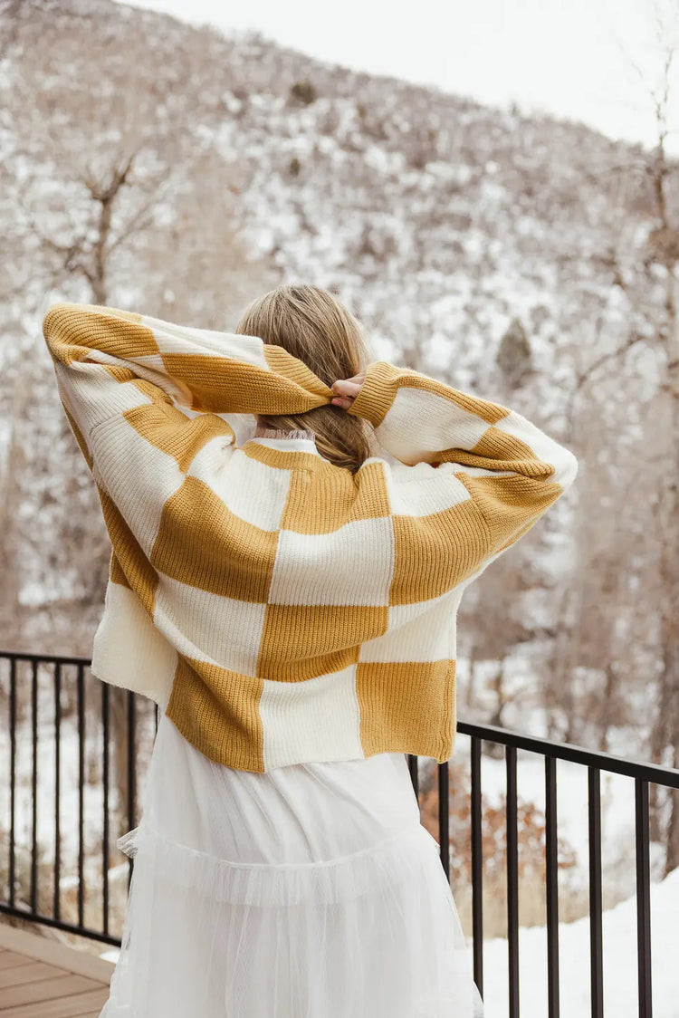 Knit checkered sweater in mustard 