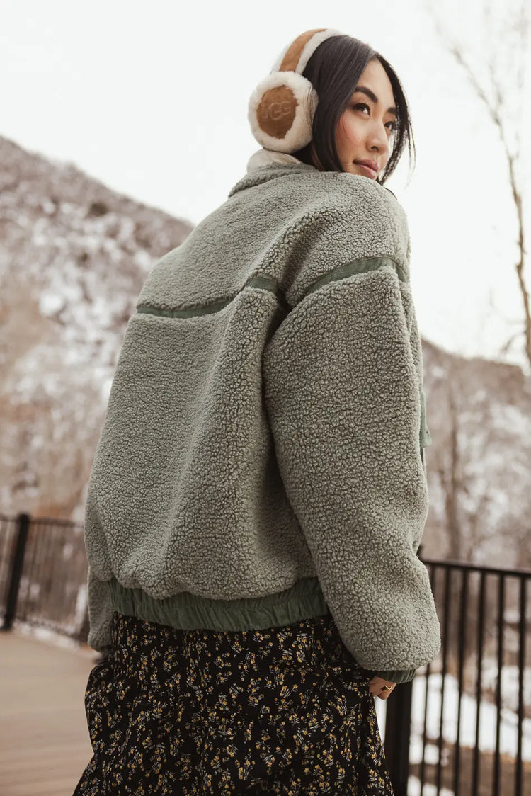 Ribbed hem sherpa jacket in olive 