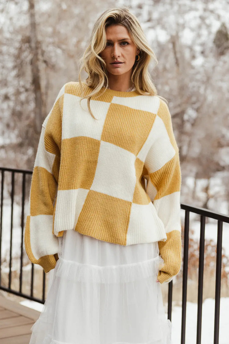 Round neck checkered sweater in mustard 