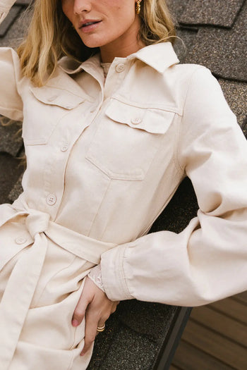 Two front pockets button up denim dress in cream 