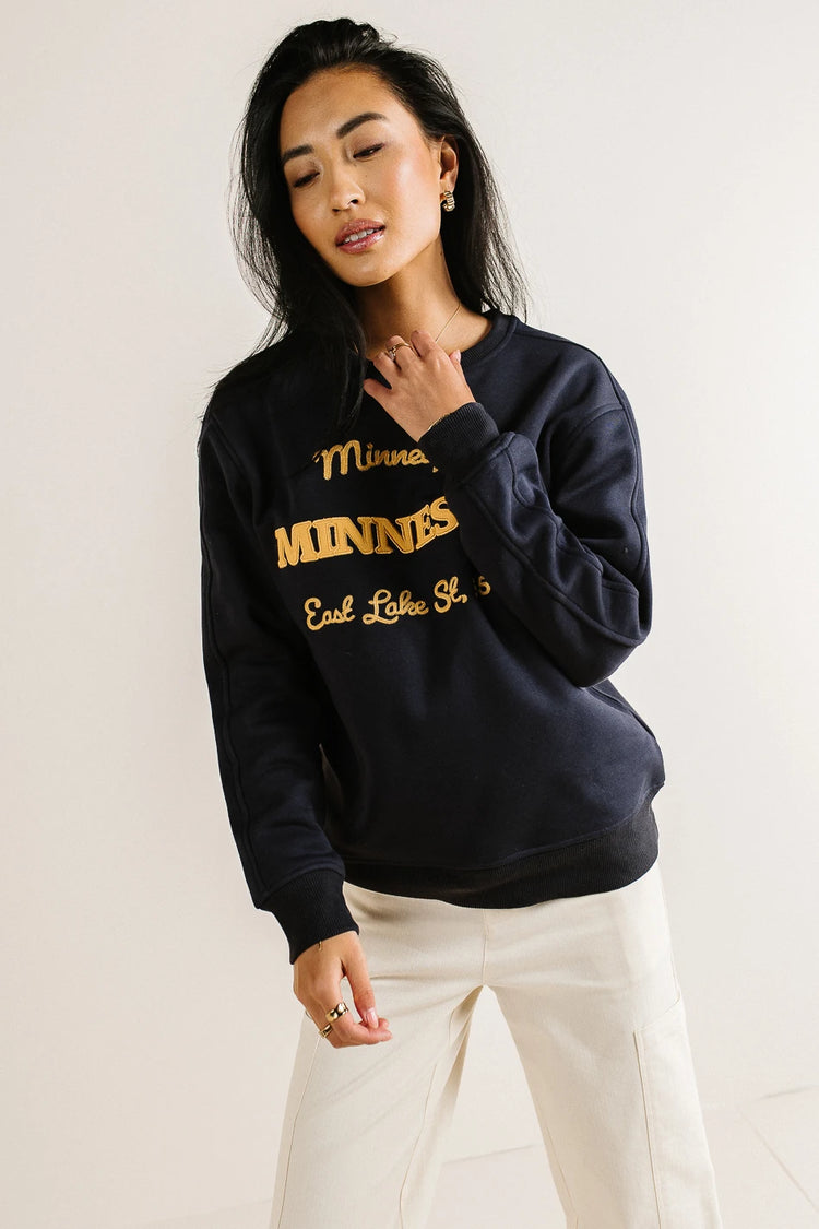 Ribbed cuff sleeves embroidered sweatshirt in navy 