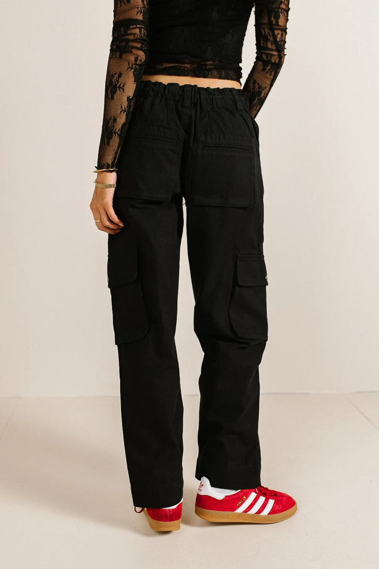 Two back pockets cargo pants in black 