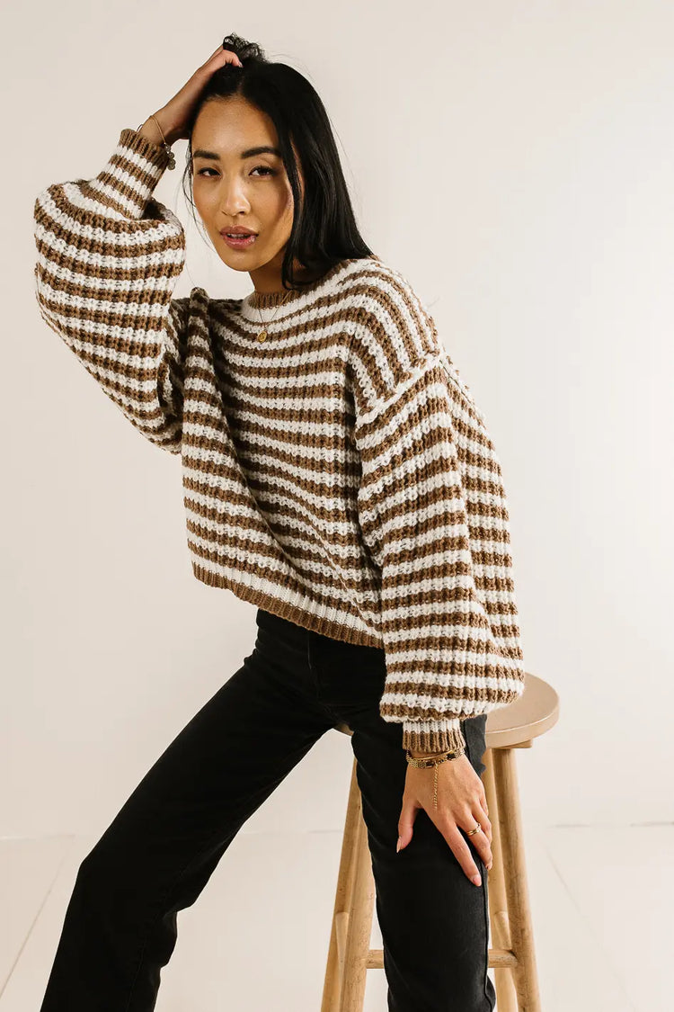 Ribbed cuff sleeves sweater in brown 
