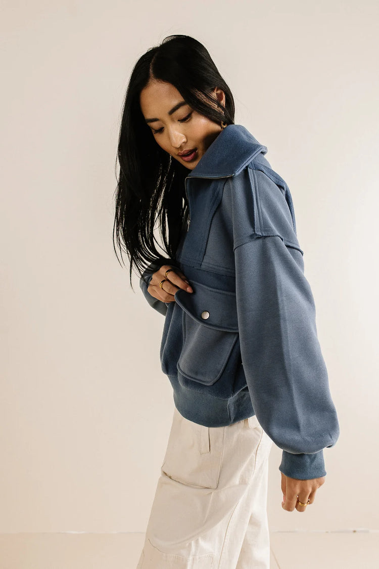 Two front pockets jacket in blue 