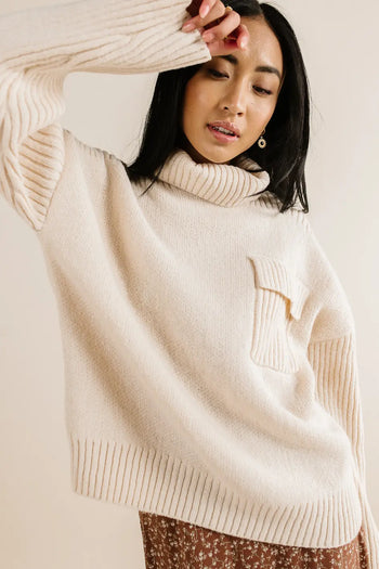 Long sleeves turtleneck sweater in ivory 