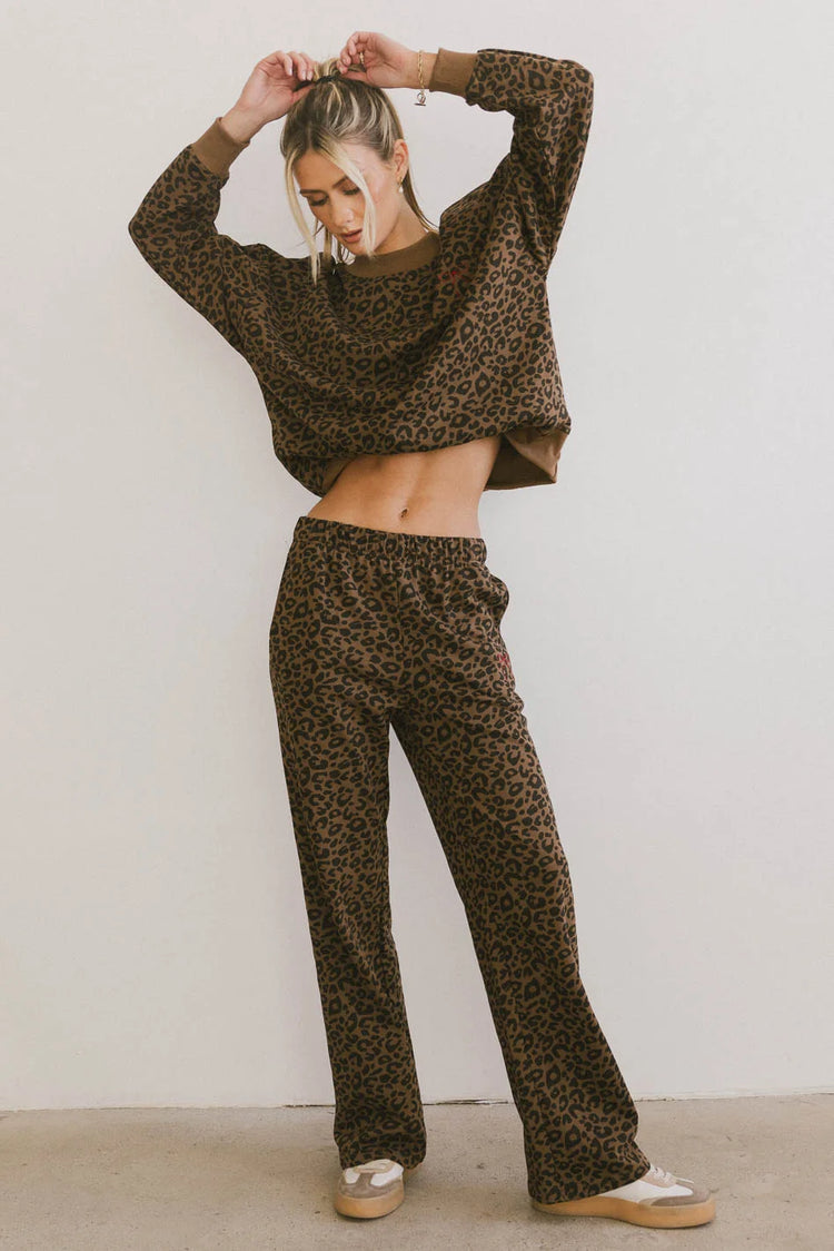 Straight leg pants in leopard print 