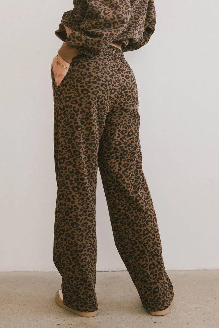 Knit pants in leopard print 